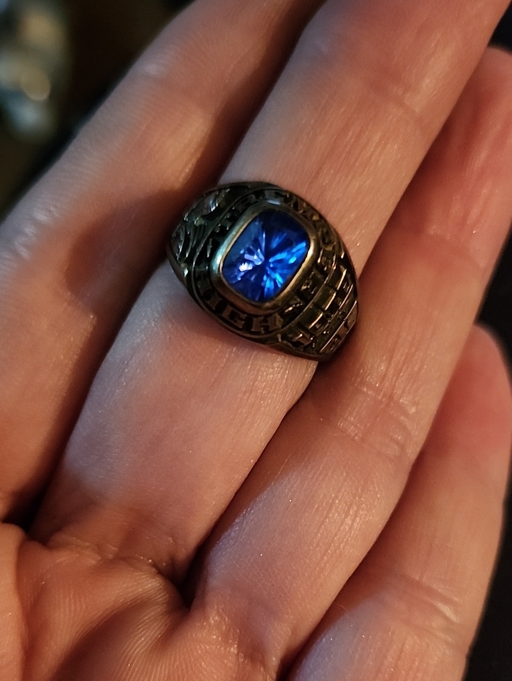 Men's/womans Blue Stone Size 6 Vintage Class Ring